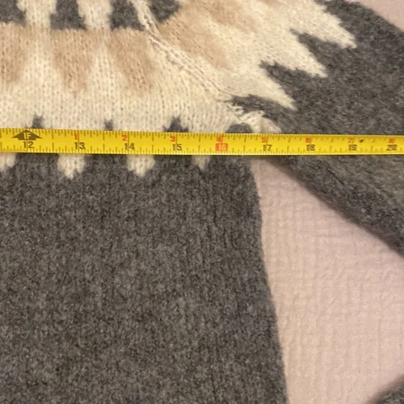 Abercrombie and Fitch Gray and Cream Turtleneck Sweater. Size S - Picture 7 of 8